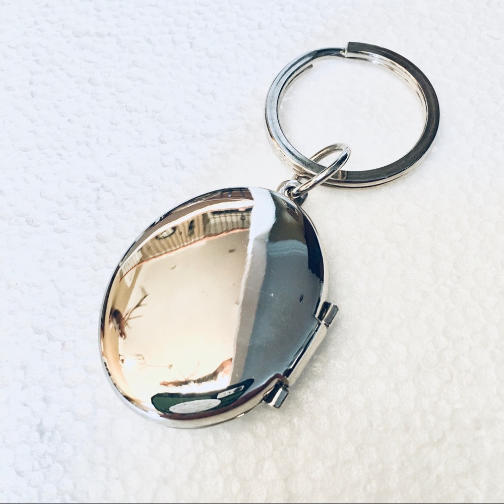 Sheridan Hinged Locket key chain in silver plate - Picture 2 of 7